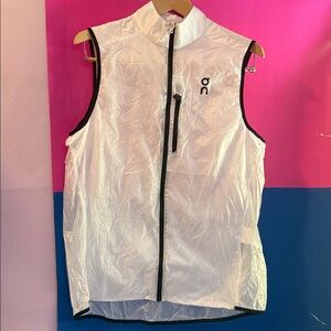 On Running Men's Weather Vest - White/Black - Size Medium